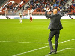 Trainer Erik ten hag (r.) kan juichen nadat zijn ploeg FC Utrecht de thuiswedstrijd tegen Vitesse in winst omzet. (13-09-2015)