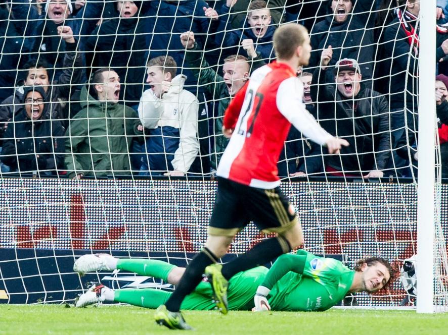 Feyenoord-middenvelder Simon Gustafson schiet zijn ploeg naar een 1-0 voorsprong tegen FC Twente. Twente-doelman Joël Drommel is verslagen. (22-11-2015)