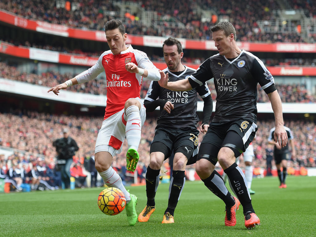 Mesut Özil (l.) sieht Leicester City wieder weit vorne Mesut Özil (l.) sieht Leicester City wieder weit vorne