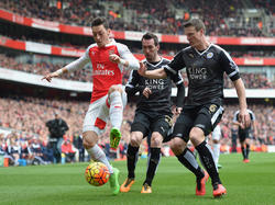 Mesut Özil (l.) sieht Leicester City wieder weit vorne