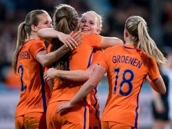 De Oranje Leeuwinnen vieren een treffer tijdens het oefenduel Nederland - IJsland (11-04-2017).