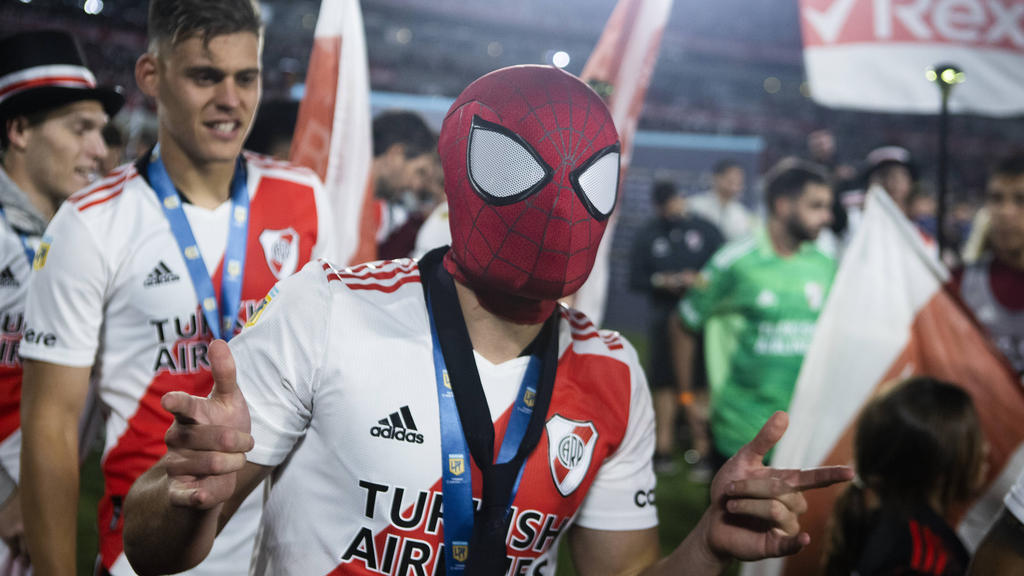 Mit Spiderman-Maske feiert Bayern-Flirt Julián Álvarez die Meisterschaft mit River Plate