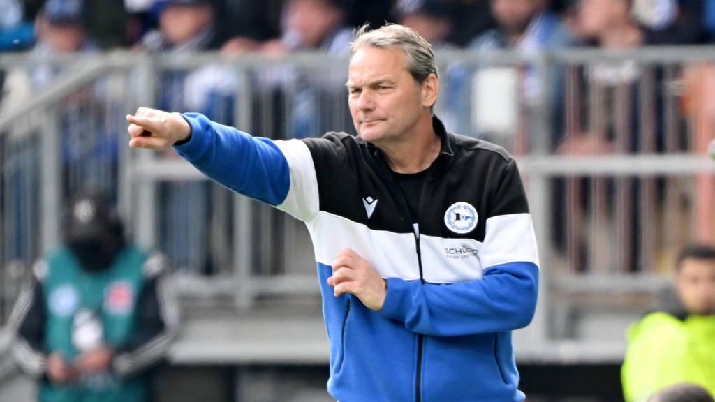 Bielefelds Trainer Marco Kostmann gestikuliert an der Seitenlinie