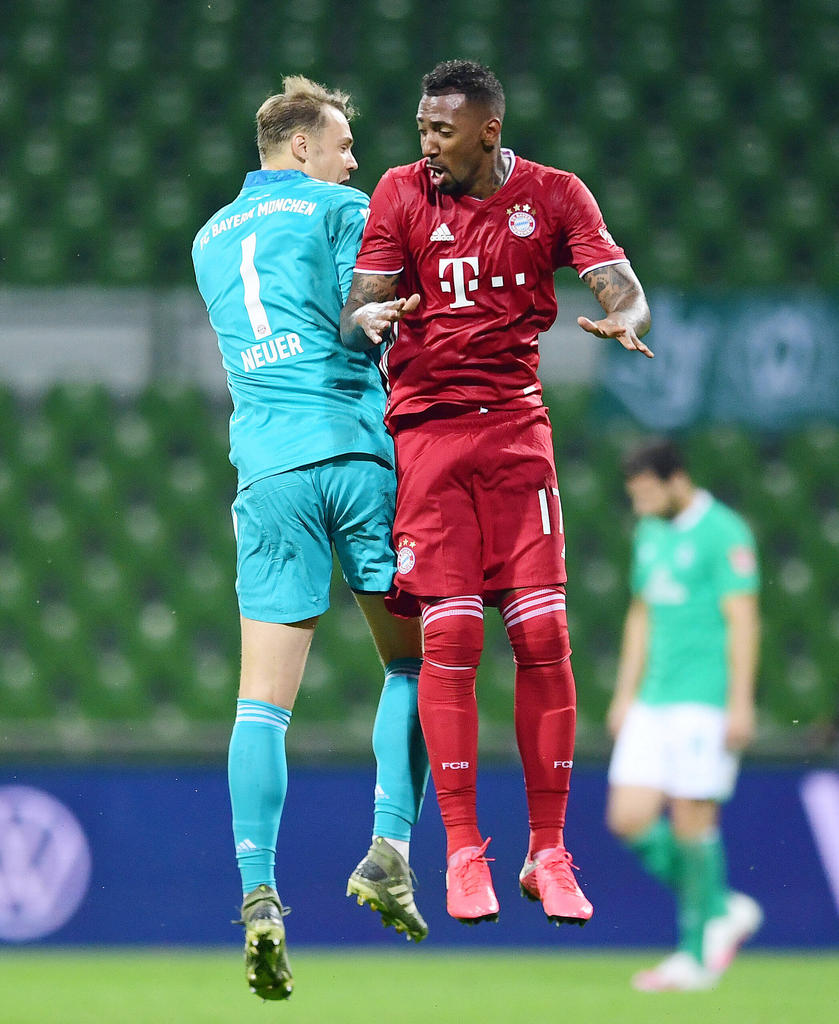Felicidades com o quadril: Boateng (à direita) e Neuer