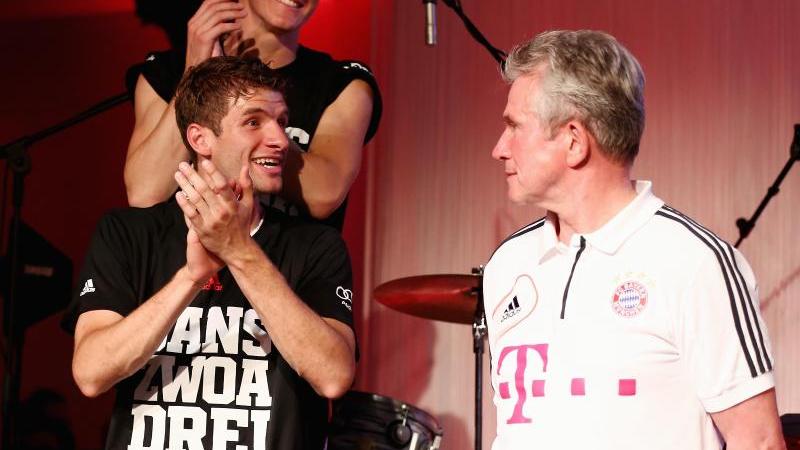 Holten mit dem FC Bayern 2013 das Triple: Thomas Müller (l) und Jupp Heynckes