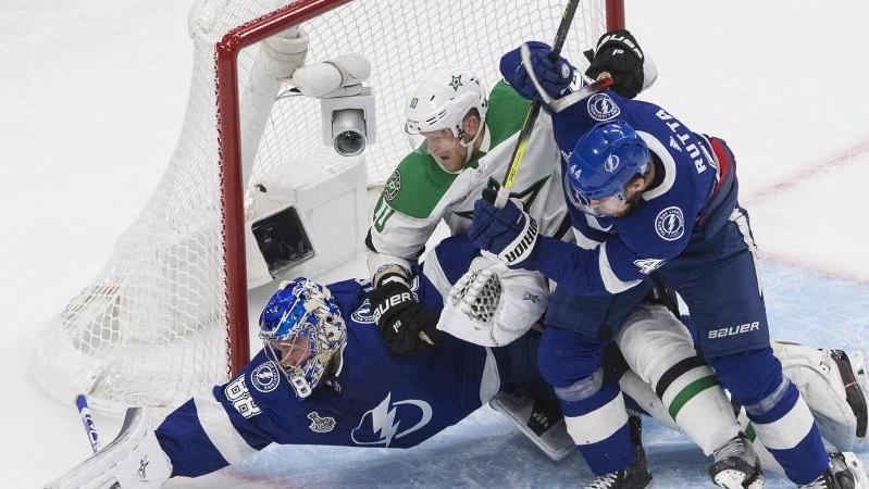 Torwart Andrei Vasilevskiy (l.) und Jan Rutta (r.) von den Tampa Bay Lightning gegen Corey Perry von den Dallas Stars Torwart Andrei Vasilevskiy (l.) und Jan Rutta (r.) von den Tampa Bay Lightning gegen Corey Perry von den Dallas Stars