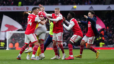 Der FC Arsenal jubelt über den Last-Minute-Sieg