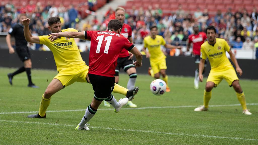 Louis Schaub (m.) von Hannover 96 erzielt das 1:0 gegen den FC Villarreal Louis Schaub (m.) von Hannover 96 erzielt das 1:0 gegen den FC Villarreal