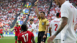 Schiedsrichter Felix Zwayer zeigt Portugals Rafael Leão die Gelbe Karte