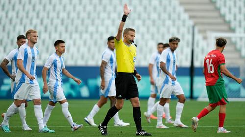 Beide Teams blicken etwas ratlos zum Referee