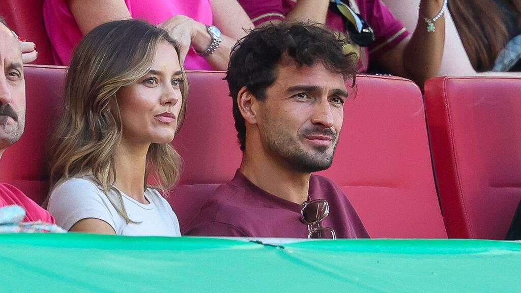 Mats Hummels mit seiner Freundin Nicola Cavanis