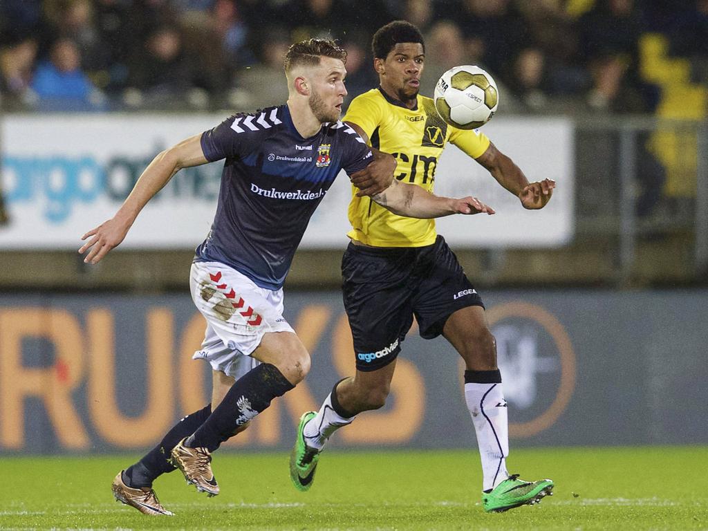 Luis Pedro (r.) is net iets eerder bij de bal dan Leon de Kogel (l.) tijdens de Jupiler League-topper tussen NAC Breda - Go Ahead Eagles. (11-12-2015)