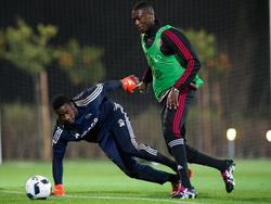 Yaya Sanogo (r.) omspeelt doelman André Onana op het trainingskamp van Ajax. (07-01-2016)
