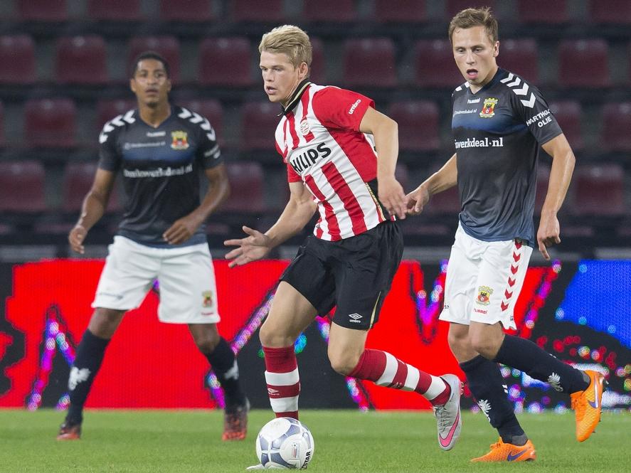 Nikolai Laursen (m.) maakt zijn debuut in het Nederlandse voetbal. De aanvaller van Jong PSV neemt hier tegen Go Ahead Eagles afstand van verdediger Xandro Schenk. (10-08-2015)