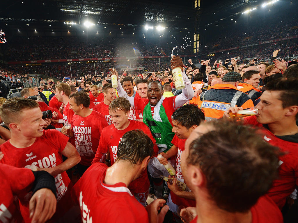 Platzstrum in Köln! Die FC-Fans feiern mit ihren Spielern die Rückkehr in die Bundesliga