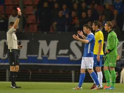 Scheidsrechter Jochem Kamphuis (l.) geeft Erik Quekel (in het blauw) een rode kaart voor een vermeende elleboogstoot in het bekertreffen tussen FC Den Bosch en SC Cambuur. (09-24-2014)