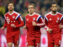 Philipp Lahm (M.) verletzt sich im Training