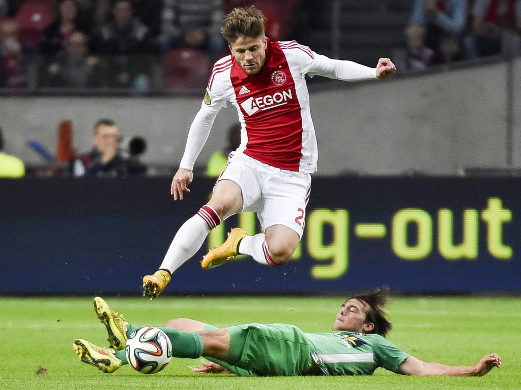 Lasse Schöne (boven) springt over Joris van Overeem (onder) heen in de wedstrijd Ajax - FC Dordrecht. (01-11-2014)