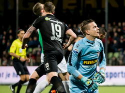 Filip Kurto (r.) wordt al in de achtste minuut van de wedstrijd FC Dordrecht - Heracles Almelo geklopt. Wout Weghorst (l.) is niet de doelpuntenmaker, maar loopt wel blij weg. (04-04-2015)