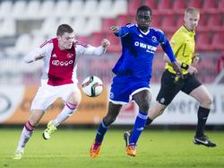 Jong Ajax-speler Django Warmerdam (l.) gaat in duel met Almere City-speler Enzio Boldewijn (r.) om de bal te veroveren. (19-10-2015)