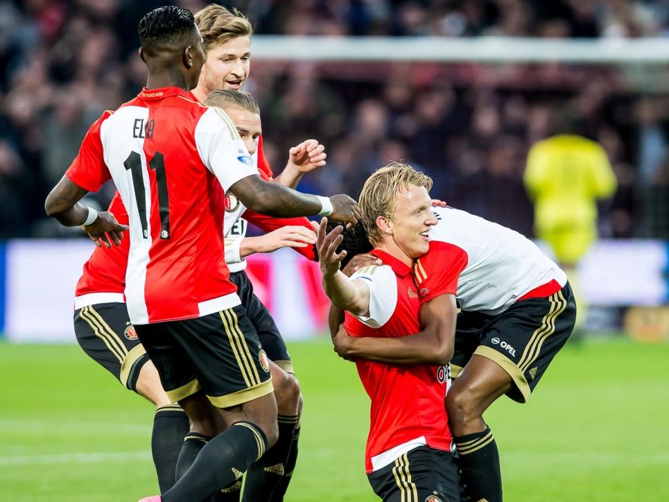 Met een mooi doelpunt zorgt Dirk Kuyt voor de 1-0 van Feyenoord tegen AZ. De aanvoerder viert zijn goal met zijn teamgenoten. (25-10-2015)