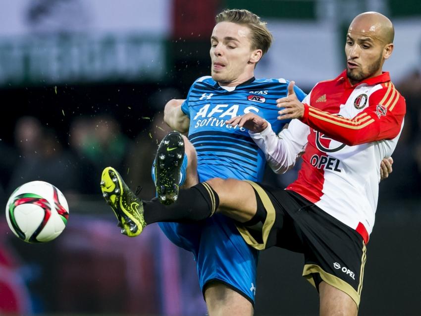 Karim El Ahmadi is in een duel iets eerder bij de bal dan Ben Rienstra tijdens Feyenoord - AZ. (25-10-2015)