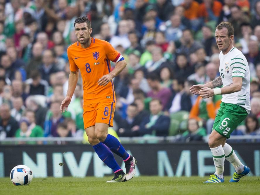 Kevin Strootman (l.) omspeelt Glenn Whelan (r.) tijdens de oefeninterland Ierland - Nederland (27-05-2016). Kevin Strootman (l.) omspeelt Glenn Whelan (r.) tijdens de oefeninterland Ierland - Nederland (27-05-2016).