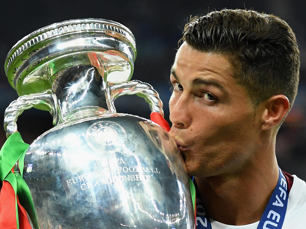 De aanvoerder van de Portugezen, Cristiano Ronaldo, kust de beker na het winnen van de EK-finale tegen Frankrijk. (10-07-2016)