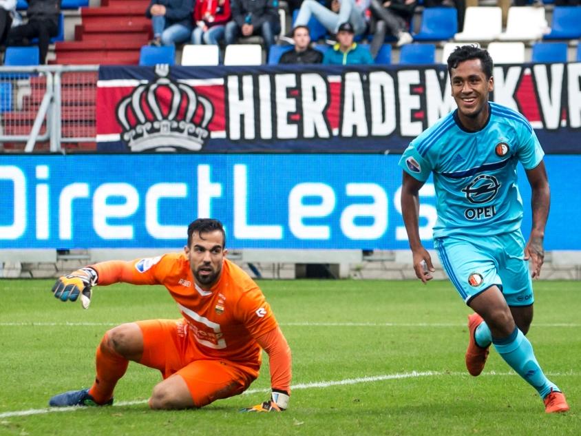 Renato Tapia rent juichend weg nadat hij heeft gescoord veel Feyenoord. Willem II-keeper Kostas Lamprou blijft verslagen achter. (02-10-2016)