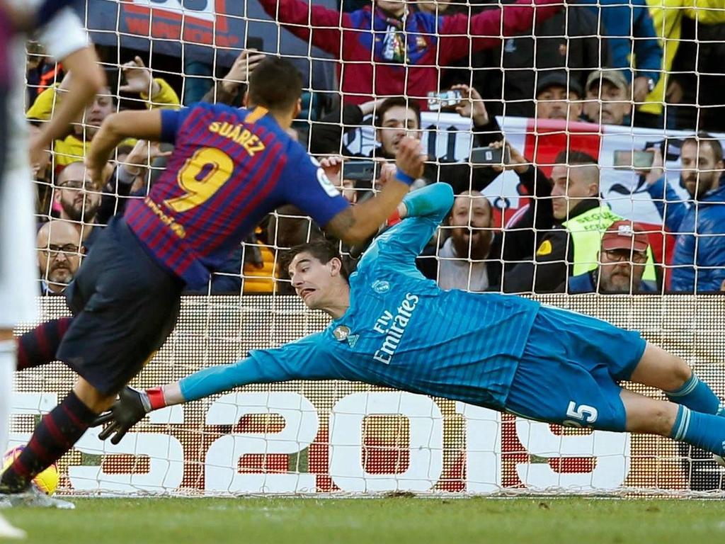 Suárez anota desde el punto de penalti pese a la estirada de Courtois. (Foto: Imago)