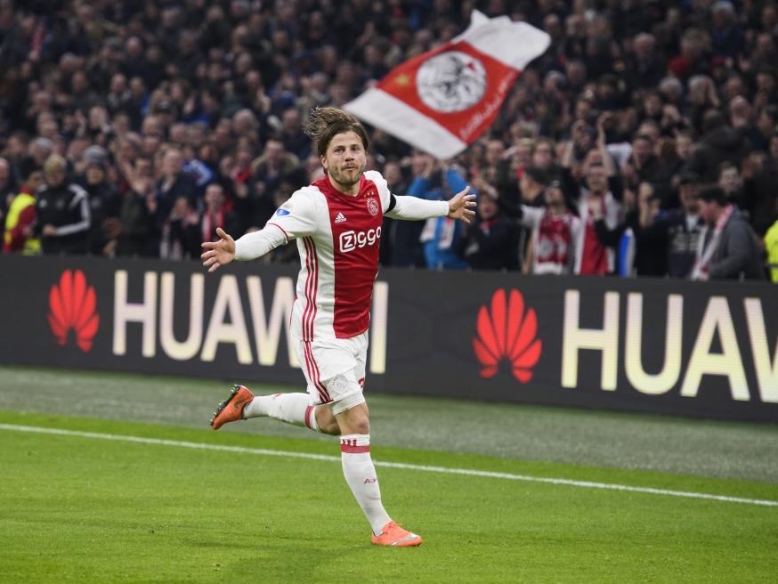 Lasse Schöne heeft op fantastische wijze Ajax op 2-0 gezet tegen ADO Den Haag. Zijn vrije trap eindigt in de bovenhoek. (29-01-2017)