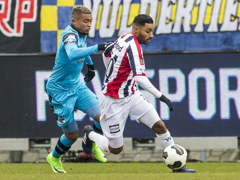 Anouar Kali (r.) probeert tijdens de wedstrijd AZ - Willem II Dabney dos Santos (l.) van zich af te schudden. (19-02-2017)
