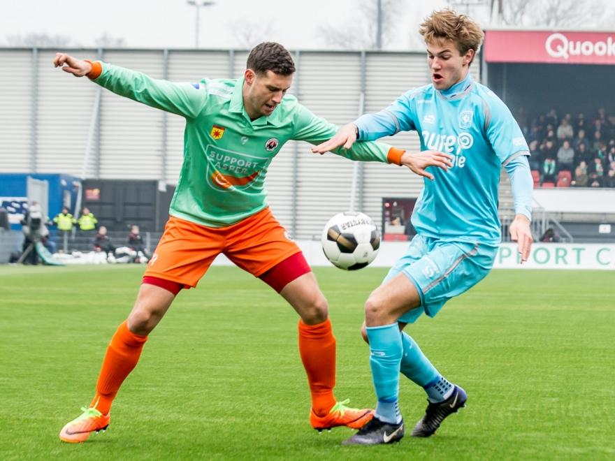Luigi Bruins (l.) gebruikt zijn lichaam om te voorkomen dat Joachim Andersen (r.) de bal verovert tijdens de openingsfase van de wedstrijd Excelsior - FC Twente. (12-02-2017)