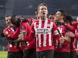 Luuk de Jong is blij met zijn treffer. Op de achtergrond vieren zijn ploeggenoten de 1-0 tegen FC Utrecht. (12-02-2017)