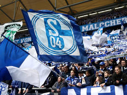 Im Derby gegen Dortmund flogen Feuerzeuge aus dem Schalker Block