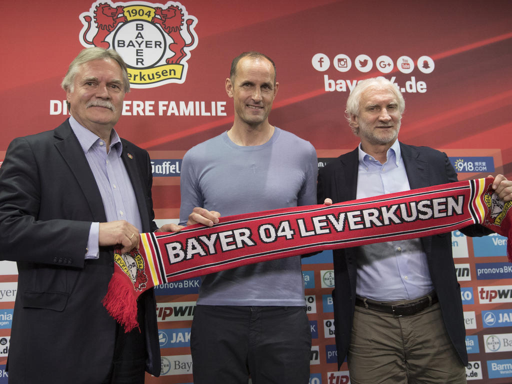 Heiko Herrlich (M.) ist neuer Bayer-Trainer