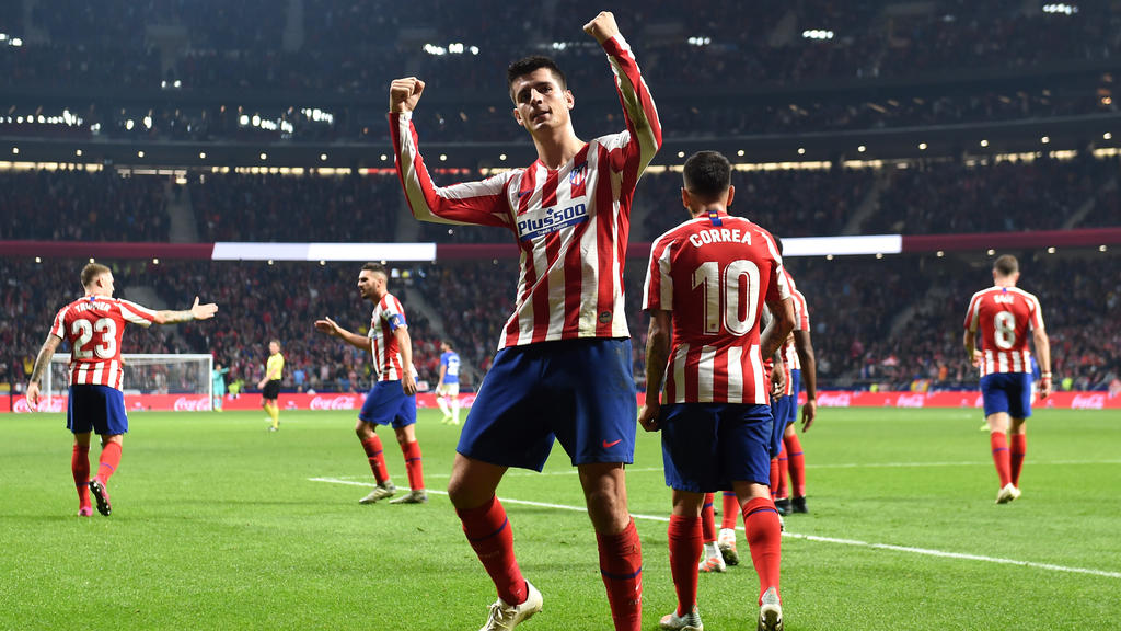 Morata celebra con la afición el 2-0 al Athletic.