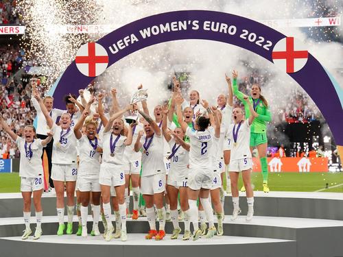 Englands Spielerinnen jubeln mit dem EM-Pokal.