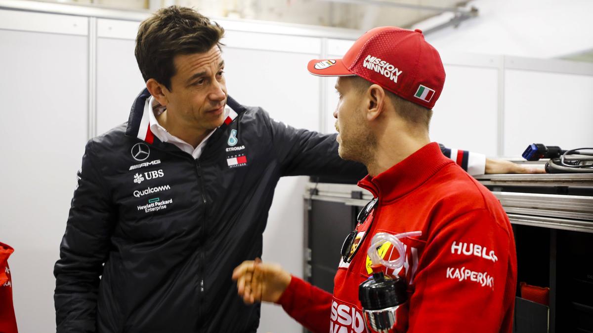 Wolff hat Vettel als Außenseiterkandidaten für ein Cockpit bei den Silberpfeilen bezeichnet Wolff hat Vettel als Außenseiterkandidaten für ein Cockpit bei den Silberpfeilen bezeichnet