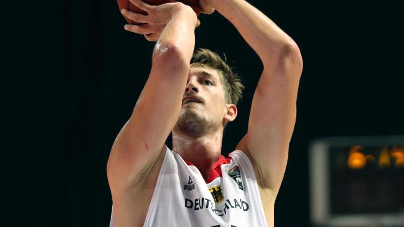 Tibor Pleiß steht bei Anadolu Efes Istanbul unter Vertrag Tibor Pleiß steht bei Anadolu Efes Istanbul unter Vertrag