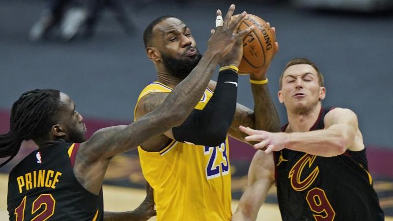 LeBron James (M.) überragte gegen die Cavs LeBron James (M.) überragte gegen die Cavs