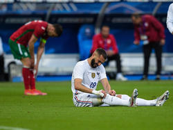 Benzema se duele en el suelo tras sentir la molestia.