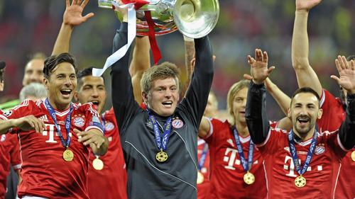 Diego Contento (r.) hat seine aktive Fußballerkarriere endgültig beendet