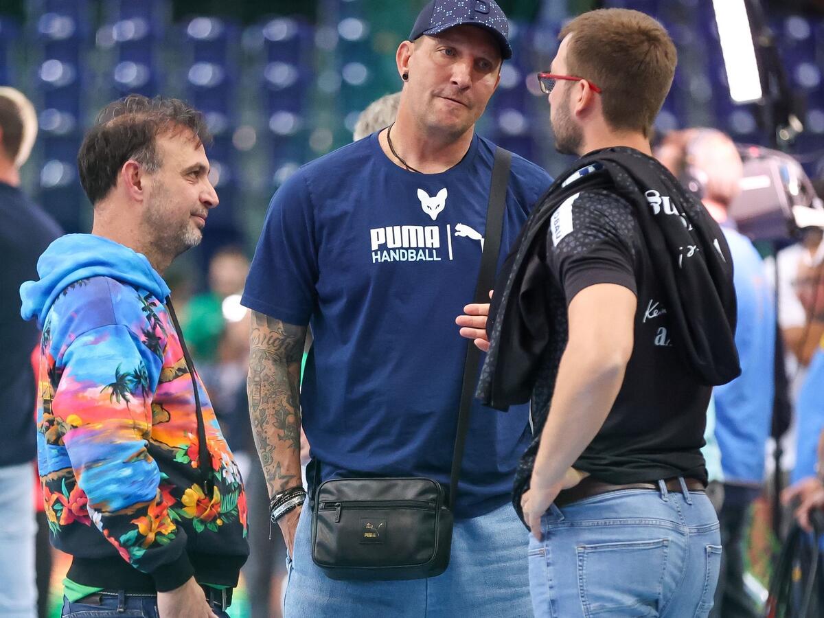 Haben ihre Verträge verlängert: Füchse-Sportvorstand Stefan Kretzschmar (M) und Trainer Jaron Siewert (r) mit Manager Bob Hanning