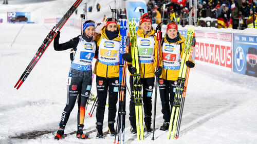 Franziska Preuß (l.), Vanessa Voigt (2.v.l.) und Janina Hettich-Walz (r.) während des Biathlon-Winters