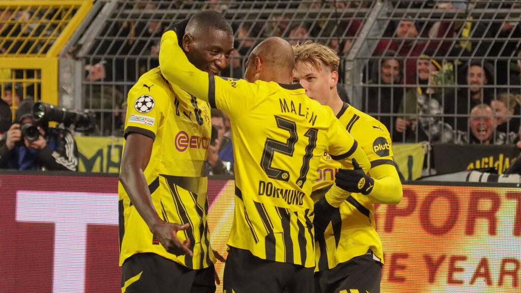 Donyell Malen (M.) könnte vor einem Abschied vom BVB stehen Donyell Malen (M.) könnte vor einem Abschied vom BVB stehen