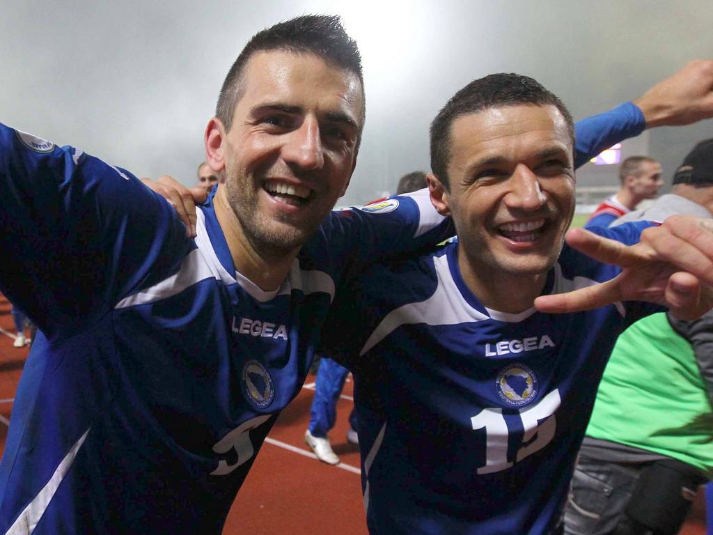 Jubel in Blau: Vedad Ibišević (l.) und Sejad Salihović feiern Bosniens erste WM-Teilnahme