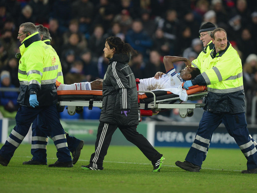 Neben der Niederlage musste Chelsea auch noch die Verletzung von Samuel Eto'o in Basel verkraften Neben der Niederlage musste Chelsea auch noch die Verletzung von Samuel Eto'o in Basel verkraften