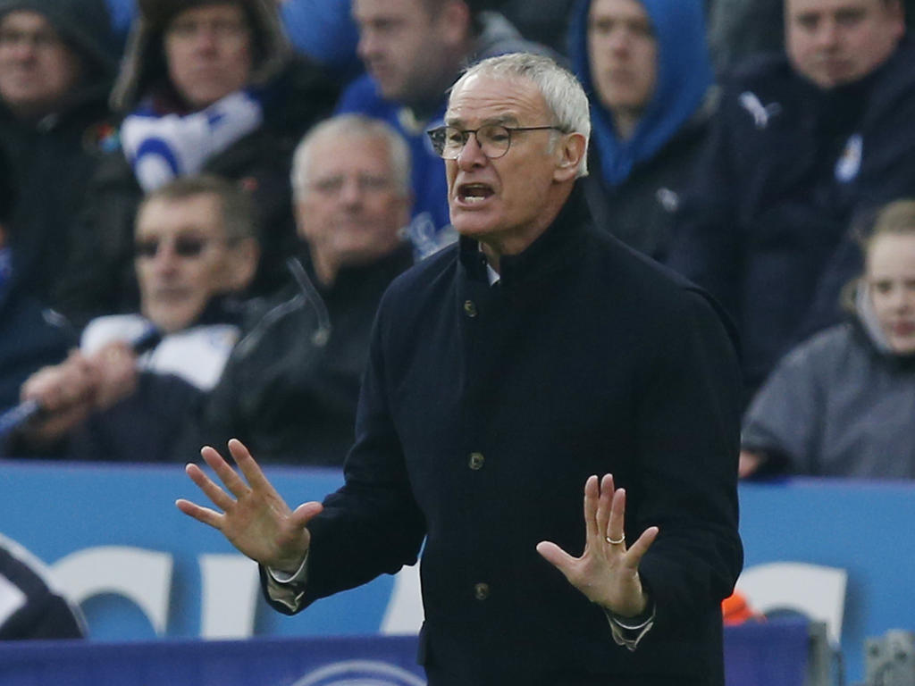 Leicester City-trainer Claudio Ranieri geeft aanwijzingen tijdens het competitieduel Leicester City - Norwich City. (27-02-2016)