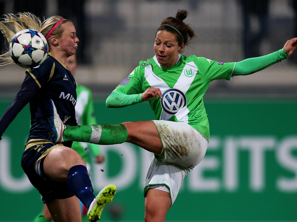 Vanessa Bernauer (r.) verlängerte ihren Vertrag in Wolfsburg